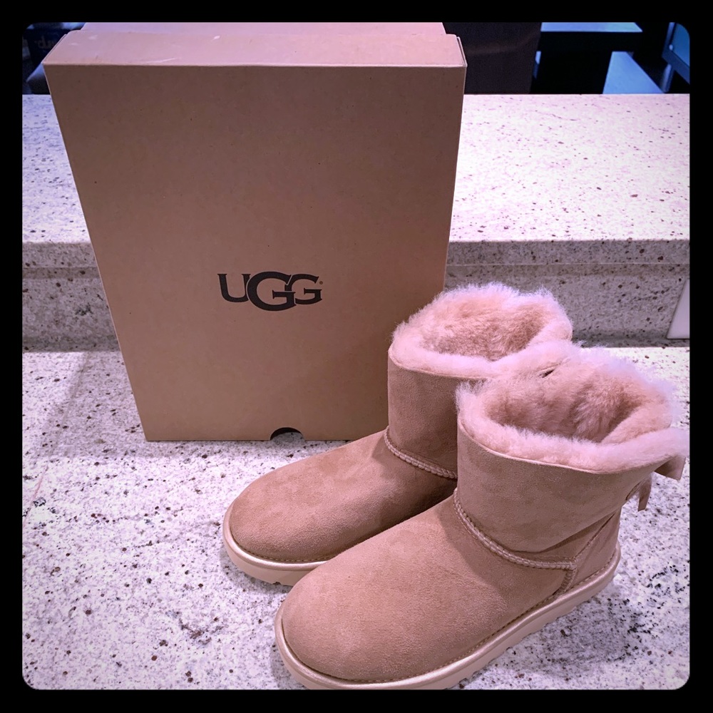 Brand New UGG w MINI Bailey Bow (size 6)